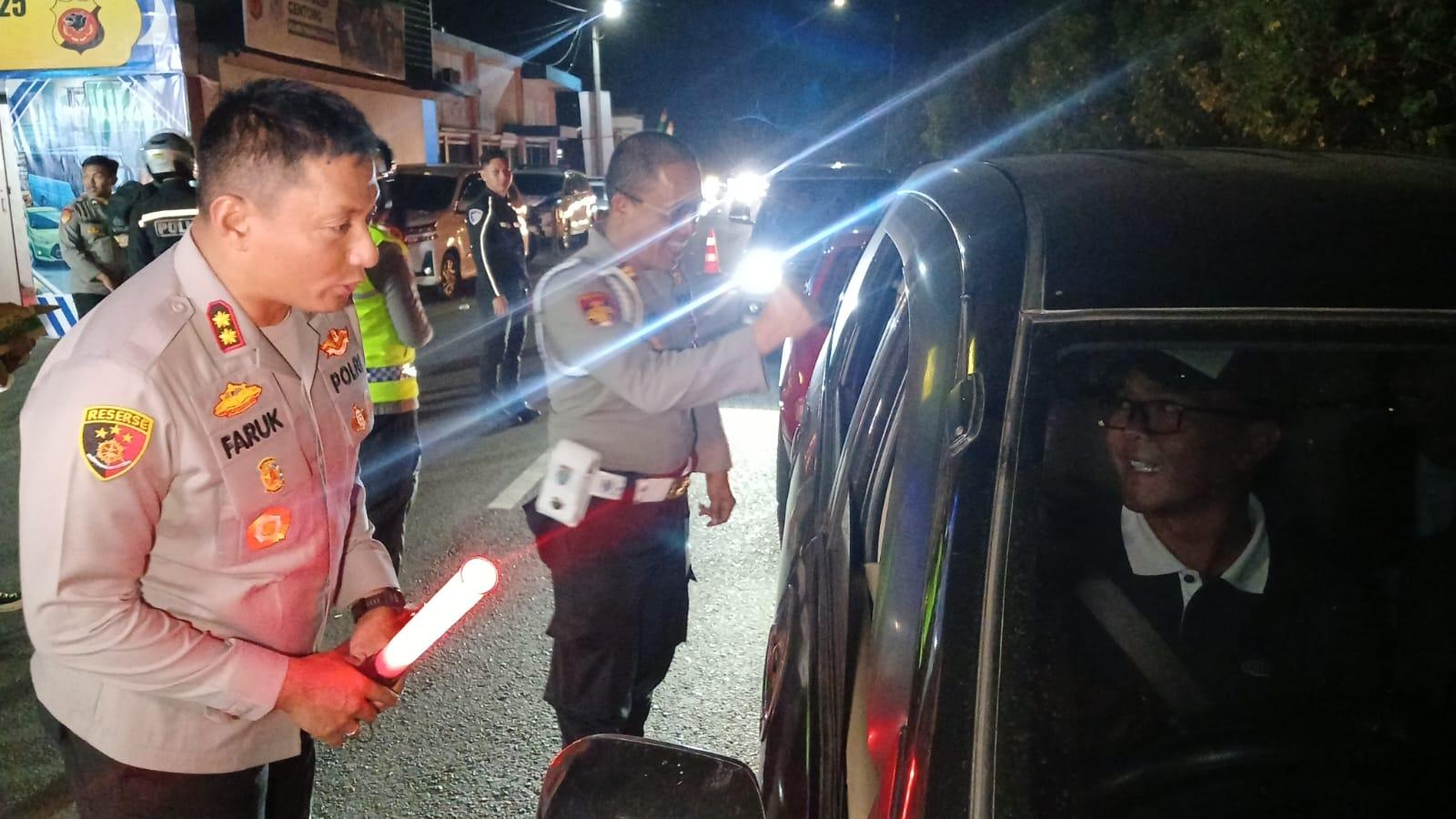 Malam Ini Jalur Gentong Tasikmalaya Ramai Lancar, Kapolres Turun Langsung Atur Lalin Sambil Bagi-Bagi Snack untuk Anak-Anak