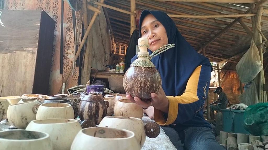 Manfaatkan Limbah Alam Dusun Pasirnagara, Perajin Asal Cibeureum Banjar Tembus Pasar Online Hingga Mancanegara