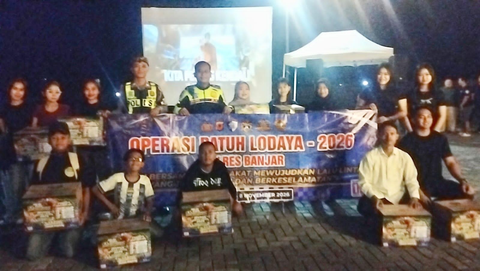 Manfaatkan Momen Nobar Persib, Polres Banjar Sosialisasi Operasi Patuh Lodaya 2026 dan Bagikan Helm Gratis
