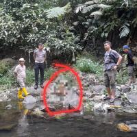 BREAKING NEWS! Mayat Pria Membusuk Berkaos 'Ambyar' Ditemukan Membusuk di Bebatuan Sungai Ciloseh Tasikmalaya