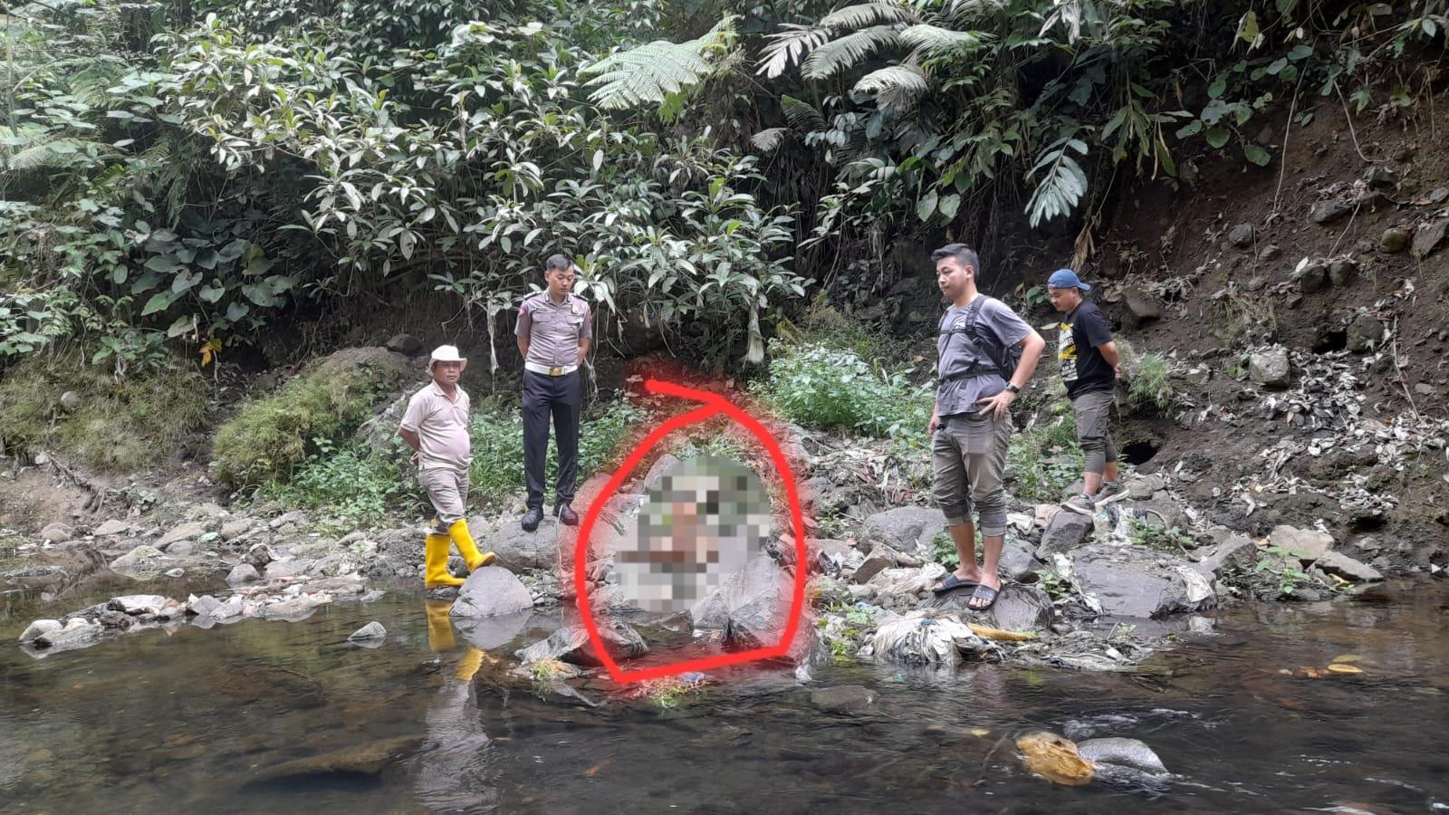 BREAKING NEWS! Mayat Pria Membusuk Berkaos 'Ambyar' Ditemukan Membusuk di Bebatuan Sungai Ciloseh Tasikmalaya