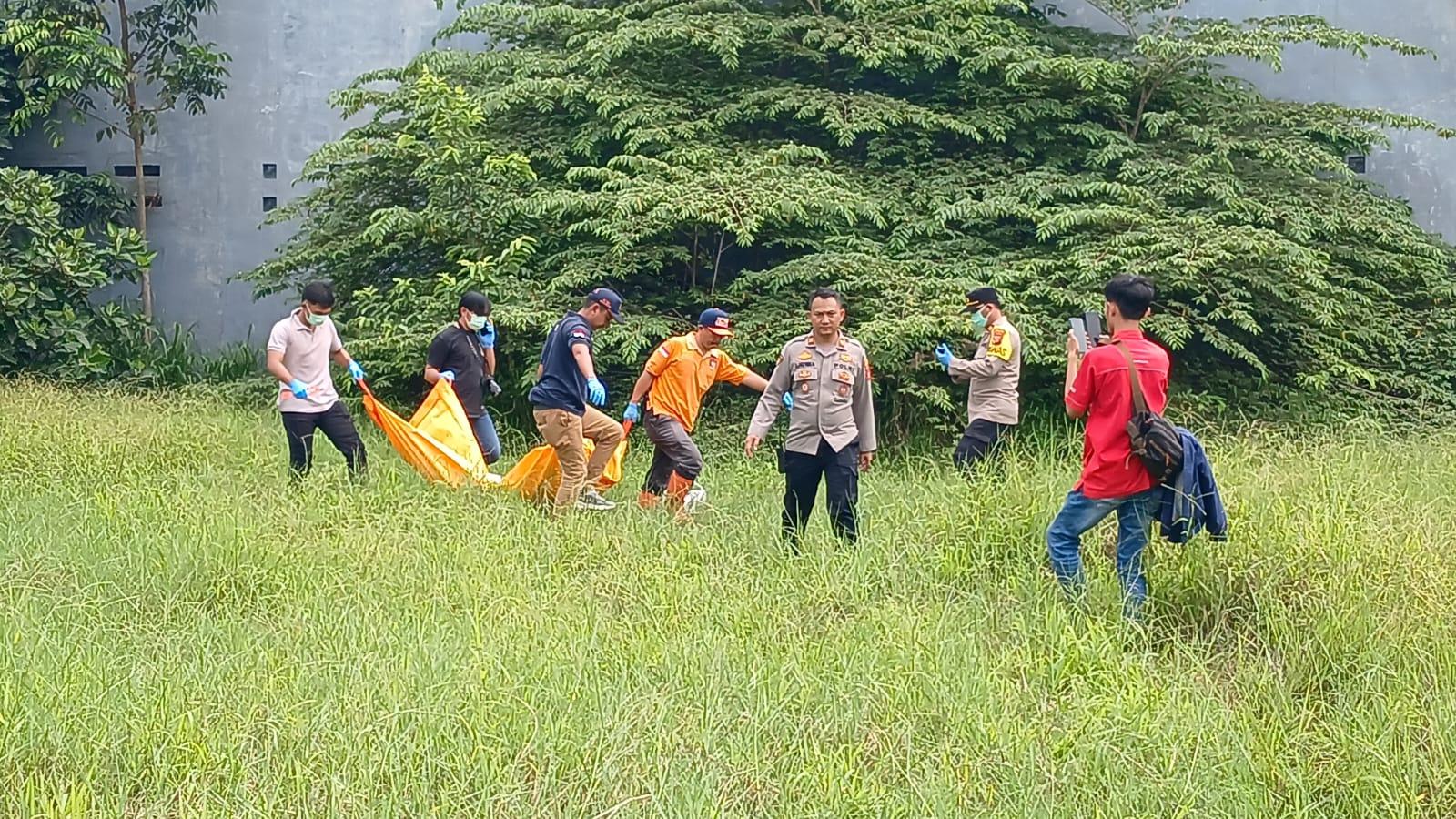 Mayat Tanpa Identitas Ditemukan Membusuk di Ladang Rumput Mangkubumi Tasikmalaya