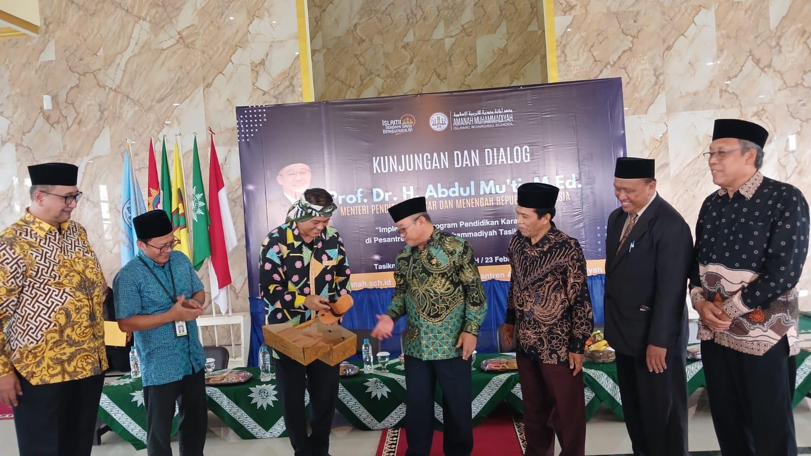 Mendikdasmen RI Terima Cenderamata Sandal Kulit Tarumpah dari Plh Wali Kota Tasikmalaya