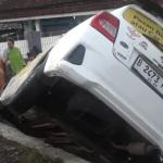 Menuju Rumah Sakit, Mobil Keluarga Nyaris Tercebur ke Kolam di Indihiang Tasikmalaya
