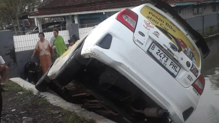 Menuju Rumah Sakit, Mobil Keluarga Nyaris Tercebur ke Kolam di Indihiang Tasikmalaya