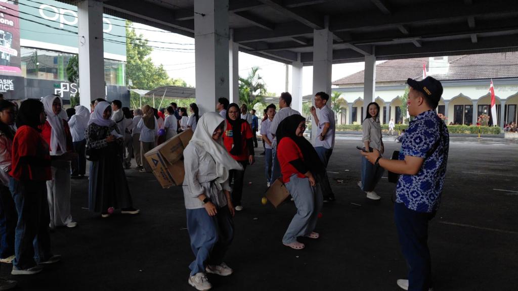 Meriah! Usai Upacara Bendera, Karyawan Plaza Asia Tasikmalaya Adu Ketangkasan dalam Perlombaan HUT ke-81 RI