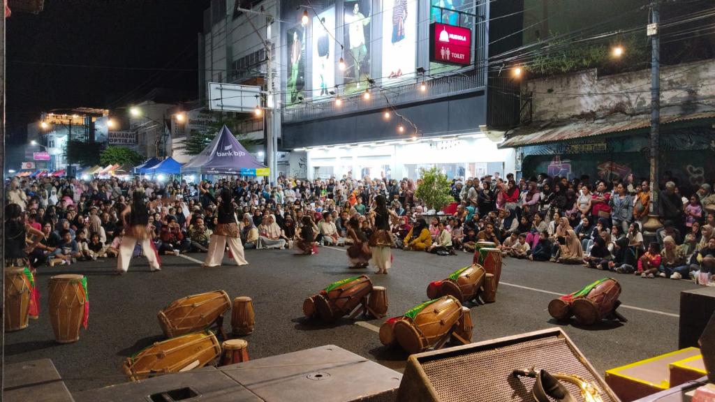 Meriahkan Puncak HUT Ke-81 TNI, 130 Pelaku UMKM Unjuk Produk di Banjar Car Free Night