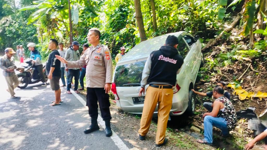 Minibus Alami Kecelakaan Tunggal di Cibalong Tasikmalaya, Sopir Diduga Tidak Kuasai Medan Jalan