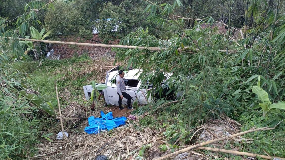Minibus Berpenumpang Tujuh Orang Terjun ke Jurang di Jalur Gentong Tasikmalaya