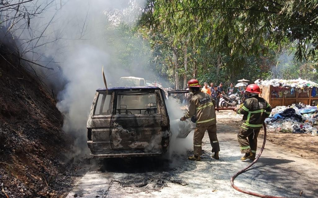 Mobil Kijang Hangus Terbakar di Tamansari Tasikmalaya, Api Pertama Kali Muncul dari Kap Mesin