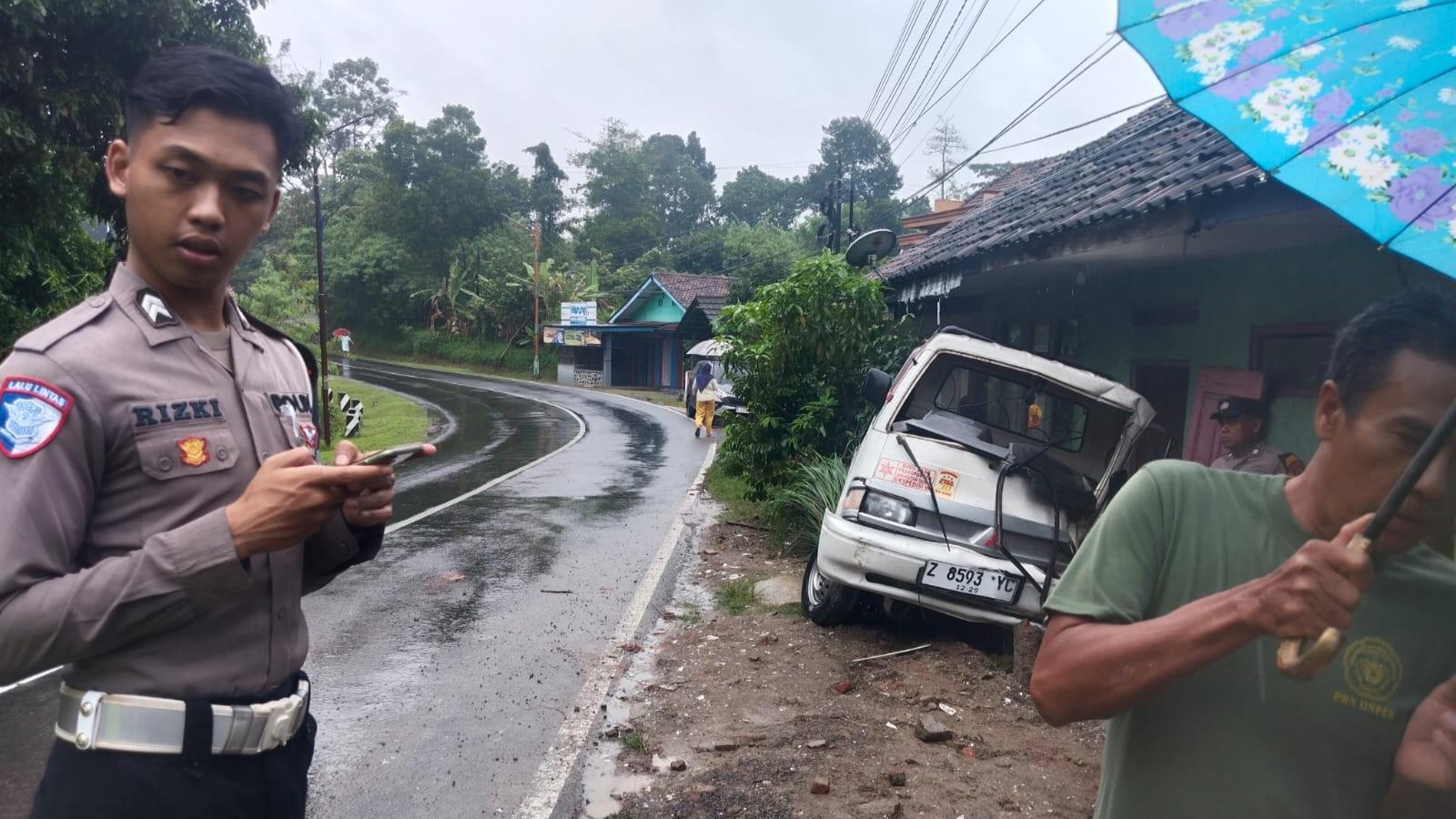 Mobil Pikap Tabrak Rumah Warga di Kota Banjar, Satu Luka-Luka