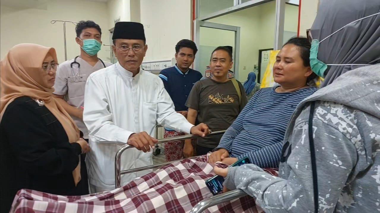 Mobil Pasutri Terlempar 15 Meter Akibat Disambar Kereta, Bupati Herdiat Jenguk Korban di Rumah Sakit