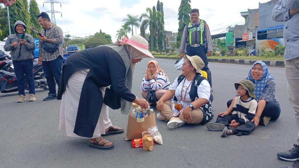 Momen Emak-emak Demo Tuntut Perbaikan Jalan di Bale Kota Tasikmalaya Sambil Bawa Kakaren Lebaran