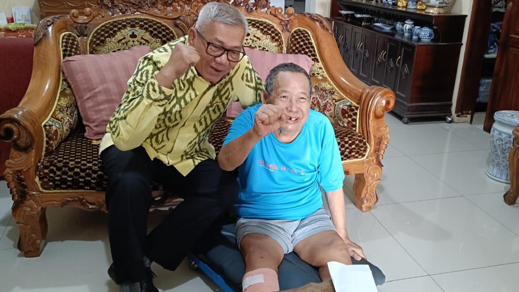 Momen Haru Anggota DPR RI Agun Gunandjar Jenguk Sahabat Seperjuangan yang Sakit di Ciamis