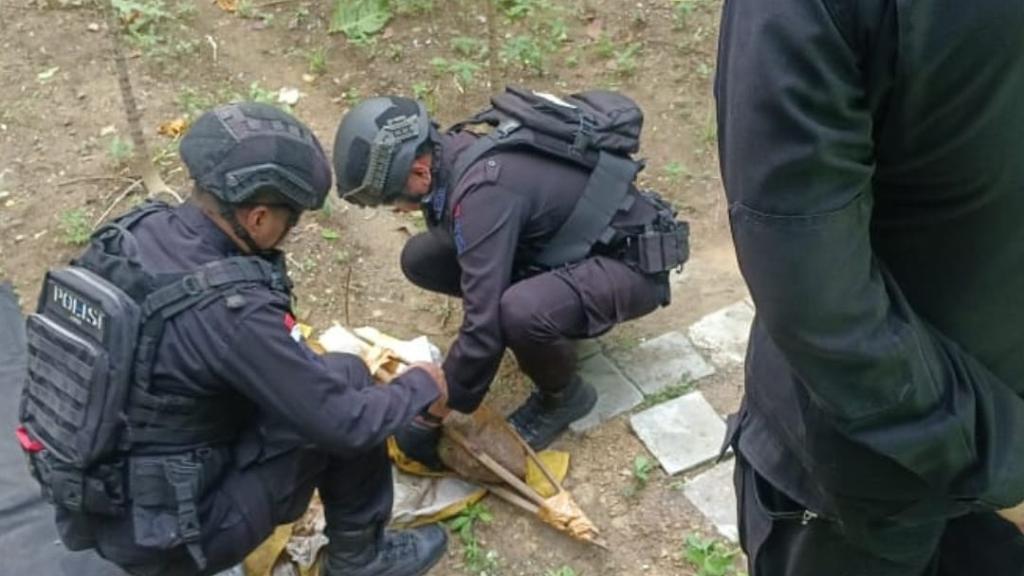 Mortir Aktif Gegerkan Warga Pameungpeuk Garut, Sat Brimob Polda Jabar Lakukan Disposal