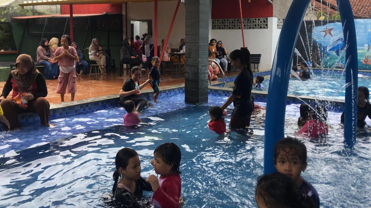 Nikmati Serunya Bermain dan Makan di Kolam Renang Benolka Banjar