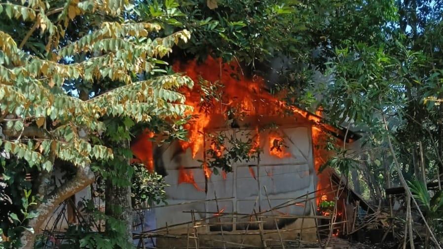 Obat Nyamuk Bakar Diduga Pemicu Kebakaran Rumah Warga di Neglasari Kota Banjar, Damkar Evakuasi Sisa Uang Korban