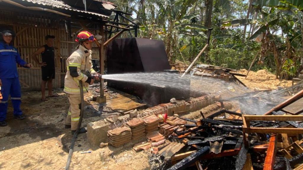 Pabrik Tusuk Sate di Cisaga Ciamis Terbakar, Kerugian Capai Rp80 Juta