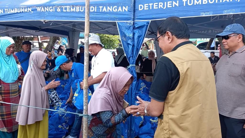 Yusuf-Hendro Bersama Gandara Group Distribusikan Ribuan Paket Sembako untuk Lansia di Indihiang