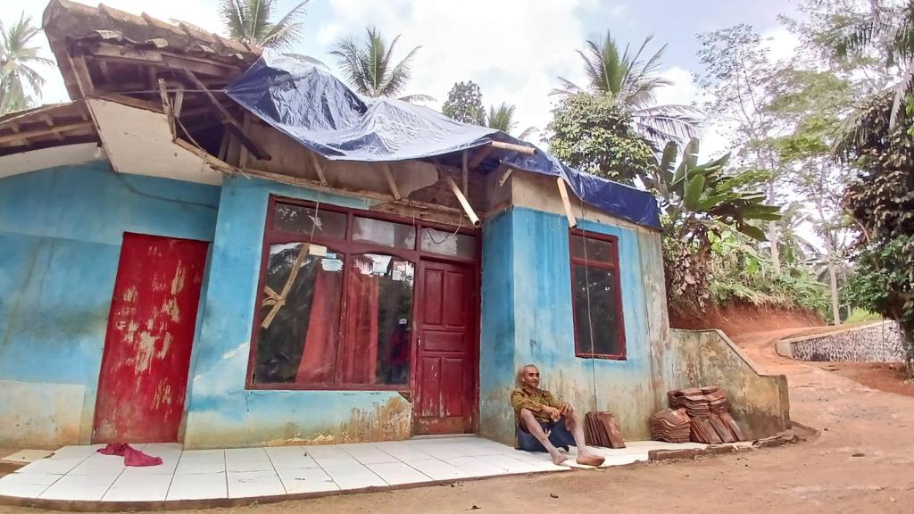 Pasutri Lansia di Tamansari Tasikmalaya Harapkan Bantuan untuk Rumahnya yang Nyaris Ambruk