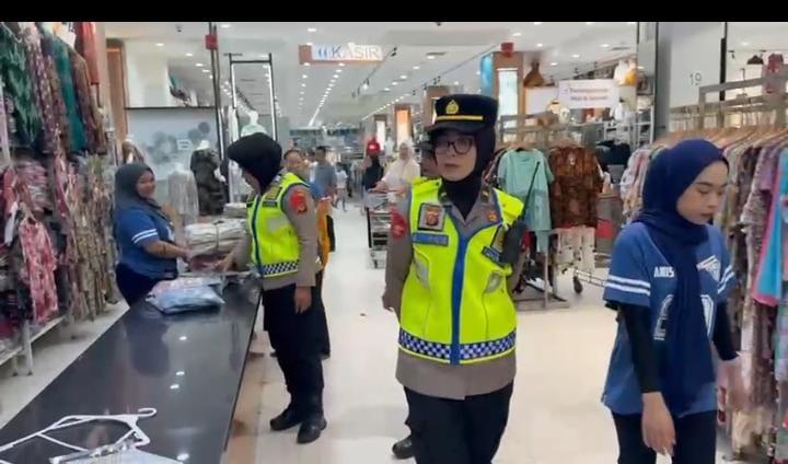 Polwan Polres Tasikmalaya Kota Patroli di Pusat Perbelanjaan, Antisipasi Gangguan Kamtibmas