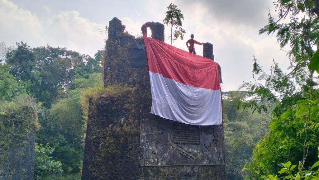 Pecinta Alam Tasikmalaya Kibarkan Bendera Merah Putih Raksasa di Puing Jembatan Karangresik