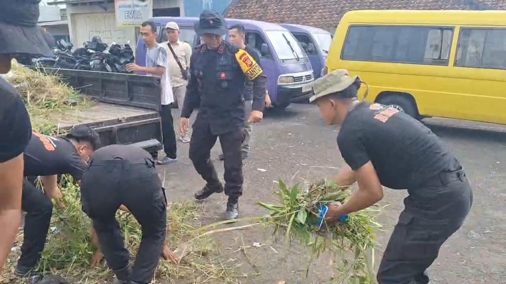 Peduli Lingkungan, Batalyon D Pelopor Satbrimob Polda Jabar Bersihkan Sub Terminal Cibeureum Tasikmalaya