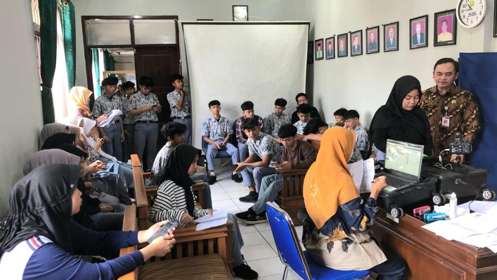 Pelajar di Ciamis Padati Disdukcapil untuk Melakukan Perekaman e-KTP
