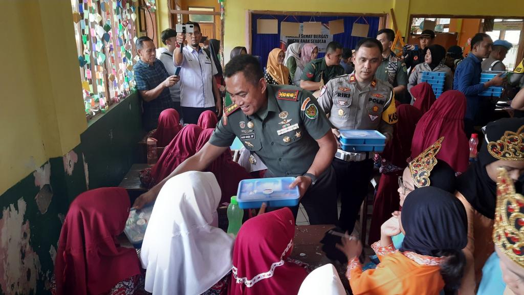 Korem 062 Tarumanagara Bersama Kodim 0612 dan Polres Tasikmalaya Kota Berikan Makanan Bergizi untuk Siswa SDN Dadaha