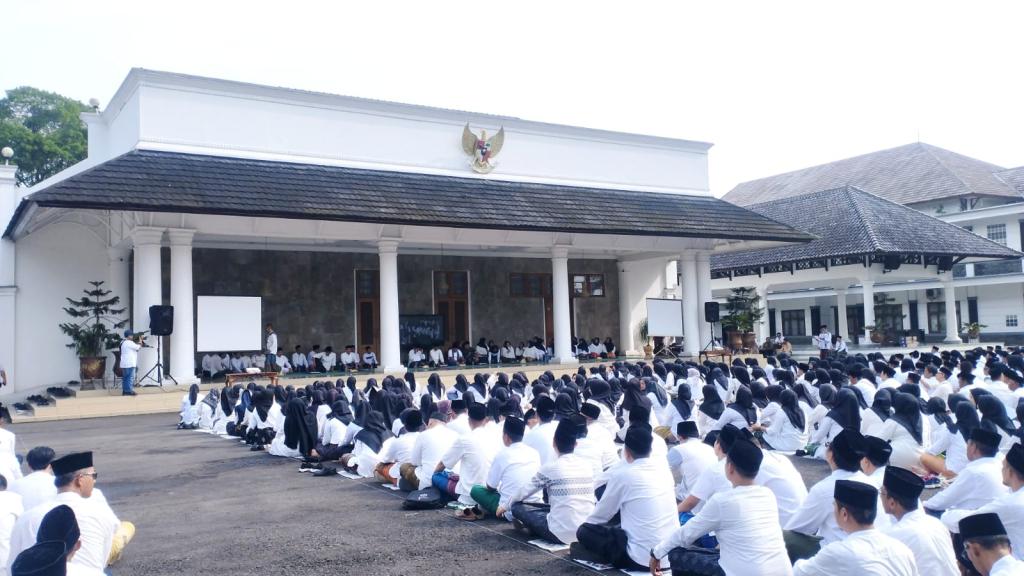 Pemkab Ciamis Pecahkan Rekor MURI Melalui Pemakaian Sarung Tenun oleh ASN Terbanyak