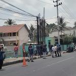 Pemkot Banjar Tertibkan Kabel Internet Semrawut di Jalan Tentara Pelajar, Tujuh Tiang Dibongkar!