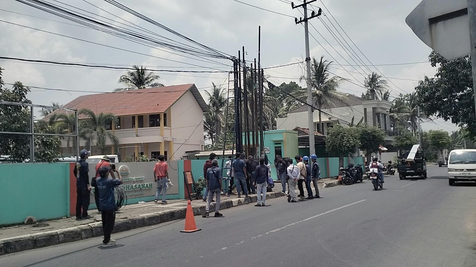 Pemkot Banjar Tertibkan Kabel Internet Semrawut di Jalan Tentara Pelajar, Tujuh Tiang Dibongkar!