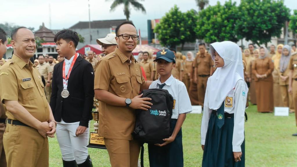 Pemkot Tasikmalaya Serahkan Bantuan Perlengkapan Sekolah bagi 105 Siswa Tahfidz