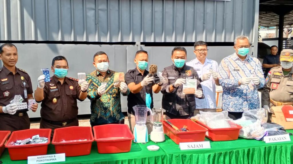 Pemusnahan Barang Bukti 61 Perkara Inkrah di Kejari Ciamis, Narkotika Capai 297,9 Gram dan Ratusan Botol Miras
