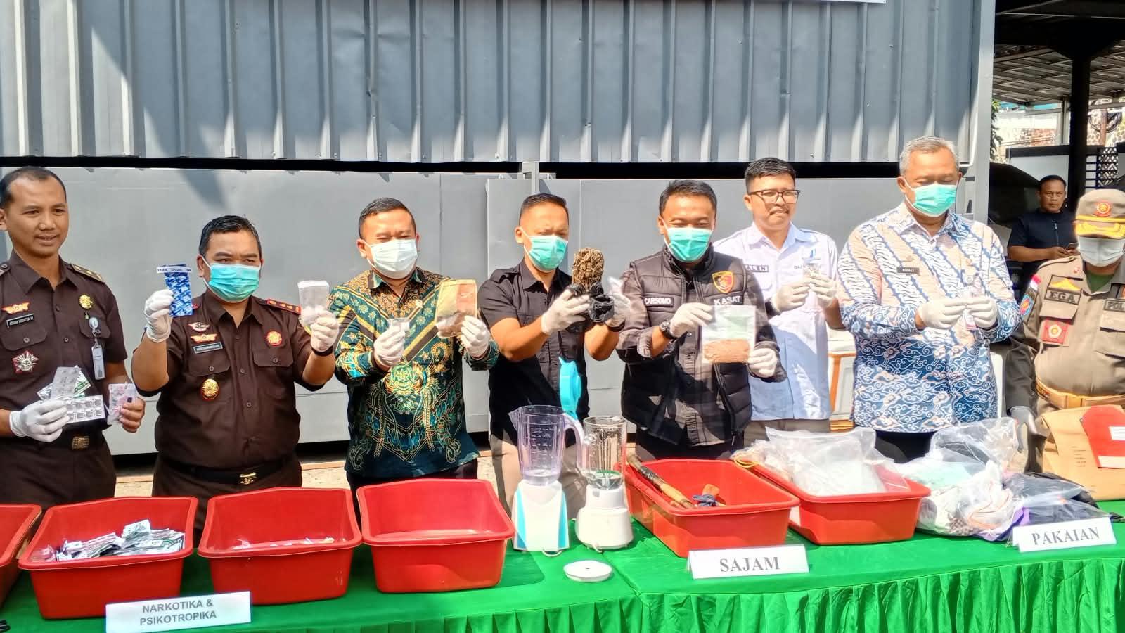 Pemusnahan Barang Bukti 61 Perkara Inkrah di Kejari Ciamis, Narkotika Capai 297,9 Gram dan Ratusan Botol Miras