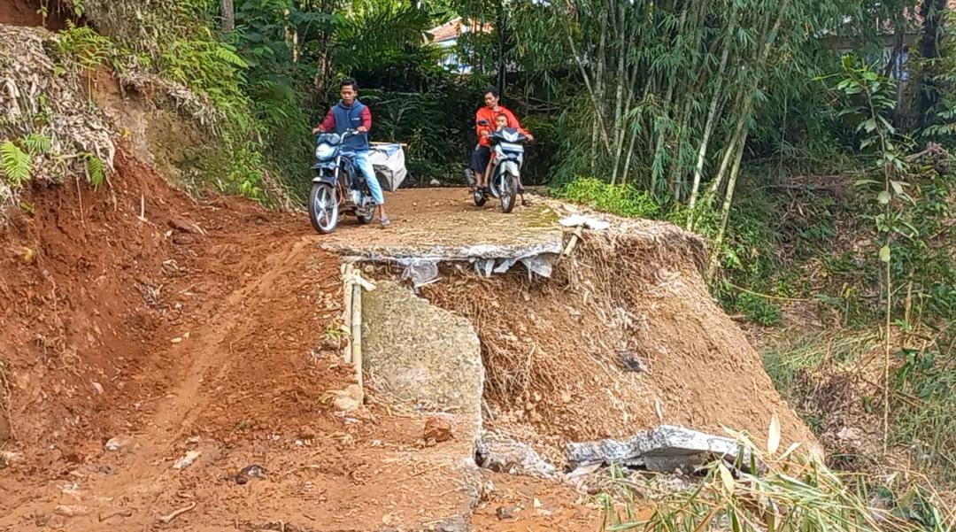 Pergerakan Tanah di Bojonggambir Tasikmalaya, Jalan Desa Ambles dan 6 Rumah Terancam Longsor