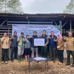 Perhutani KPH Tasikmalaya Salurkan Bantuan TJSL Rp24,5 Juta Alat Pengolahan Kopi kepada LMDH Karaha Harum Lestari