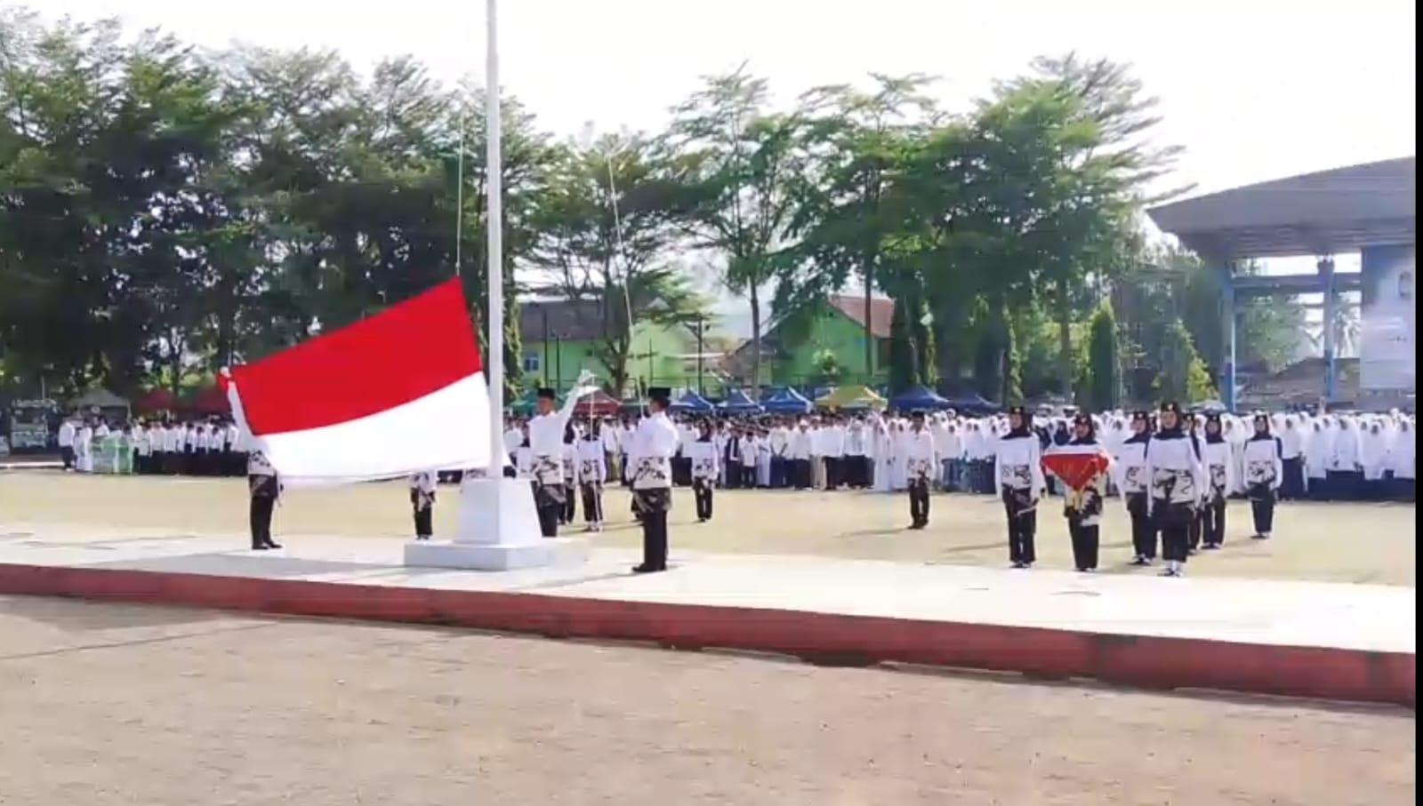 Peringati HSN 2026 di Lapang Bhakti, Ribuan Santri Kota Banjar Potong 100 Tumpeng dan Terima Beasiswa Baznas