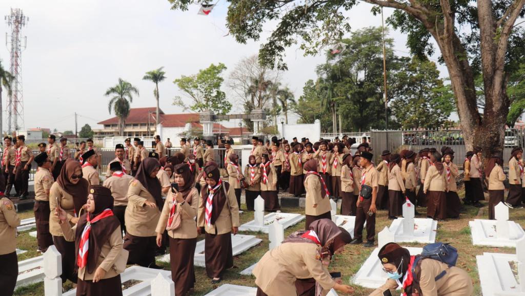 Peringati HUT ke-65 Pramuka, Kwarcab Kota Tasikmalaya Ziarah dan Tabur Bunga di TMP Kusumah Bangsa