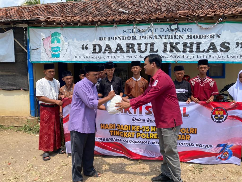 Peringati HUT Ke-75 Humas Polri, Polres Banjar Salurkan Bantuan Paket Sembako untuk Santri di Purwaharja