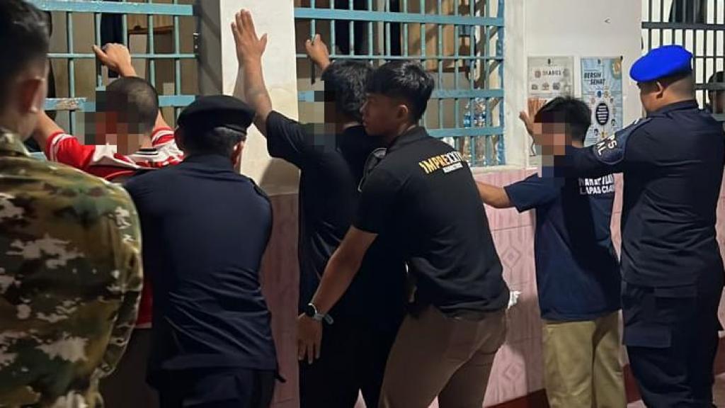 Perkuat Deteksi Dini, Kalapas Ciamis Pimpin Razia Kamar Hunian dan Tes Urine Acak Warga Binaan