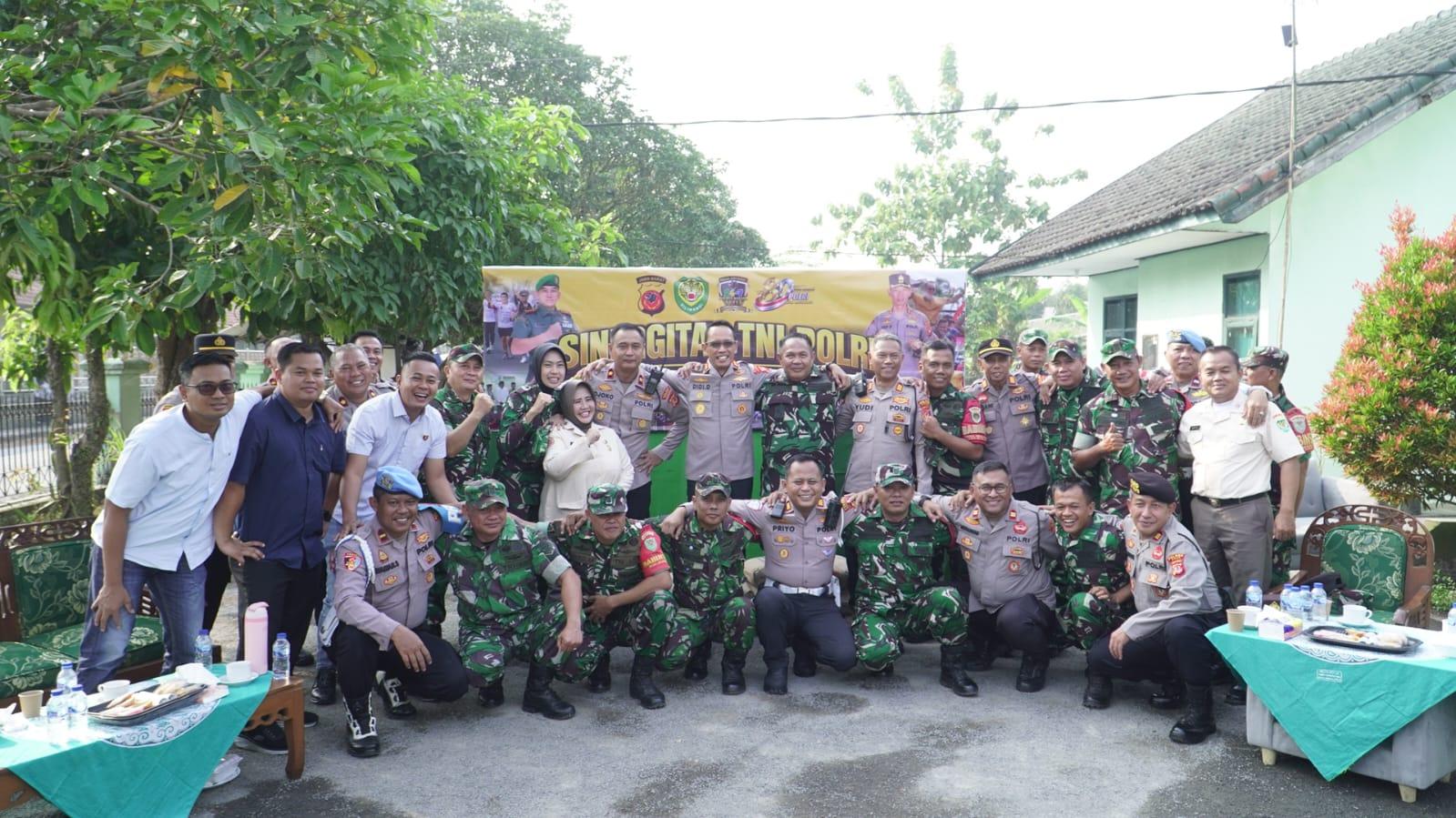 Perkuat Sinergi TNI-Polri, Polres Banjar Silaturahmi dan Berikan Bantuan Material ke Koramil 1313