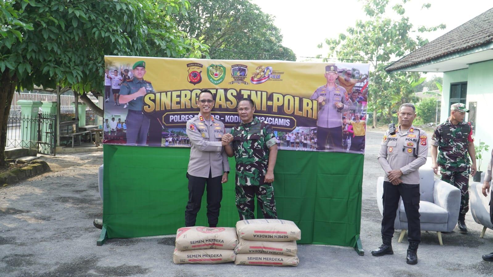 Perkuat Sinergi TNI-Polri, Polres Banjar Silaturahmi dan Berikan Bantuan Material ke Koramil 13132