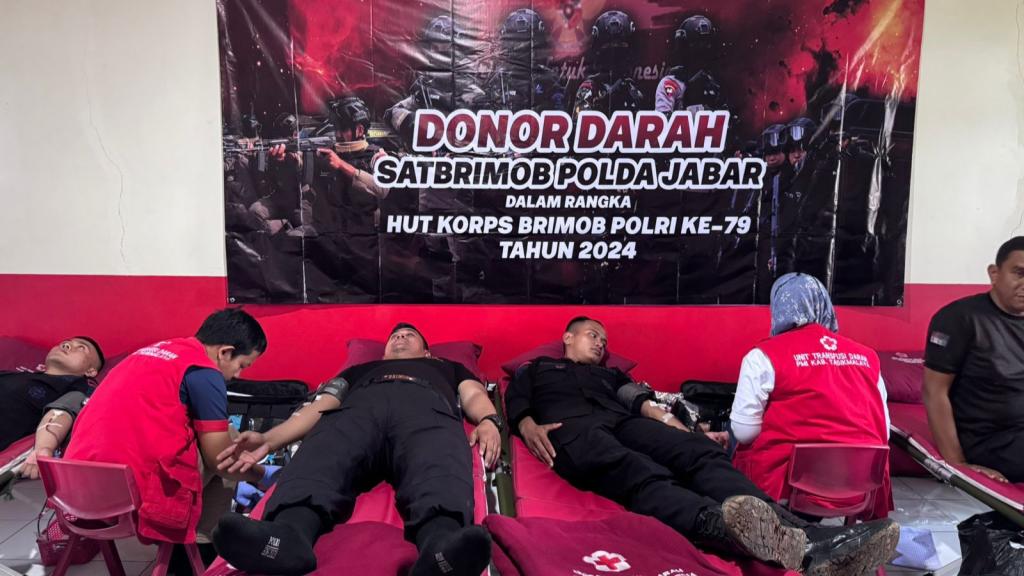 Personel Batalyon D Pelopor dan Bhayangkari Donor Darah dalam Rangka HUT ke-79 Korps Brimob
