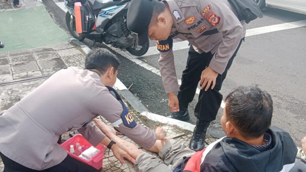 Personel Dokkes Polres Ciamis Sigap Tangani Korban Kecelakaan Lalu Lintas di Depan Mako
