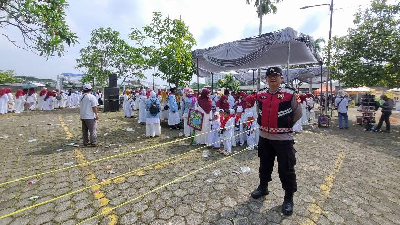 Personel Polsek Cihideung Lakukan Pengamanan Praktik Manasik Haji Santri TKA dan PAUD di Plaza Asia Tasikmalaya