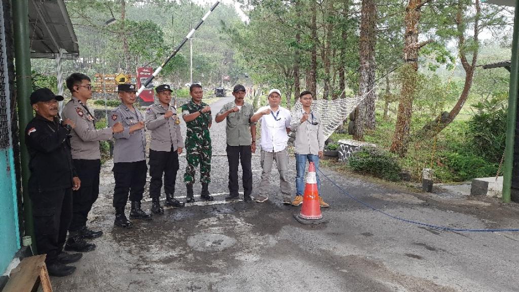 Personel Polsek Sukaratu dan Babinsa Koramil Cisayong Patroli Bersama di Kawasan Wisata Gunung Galunggung Tasikmalaya