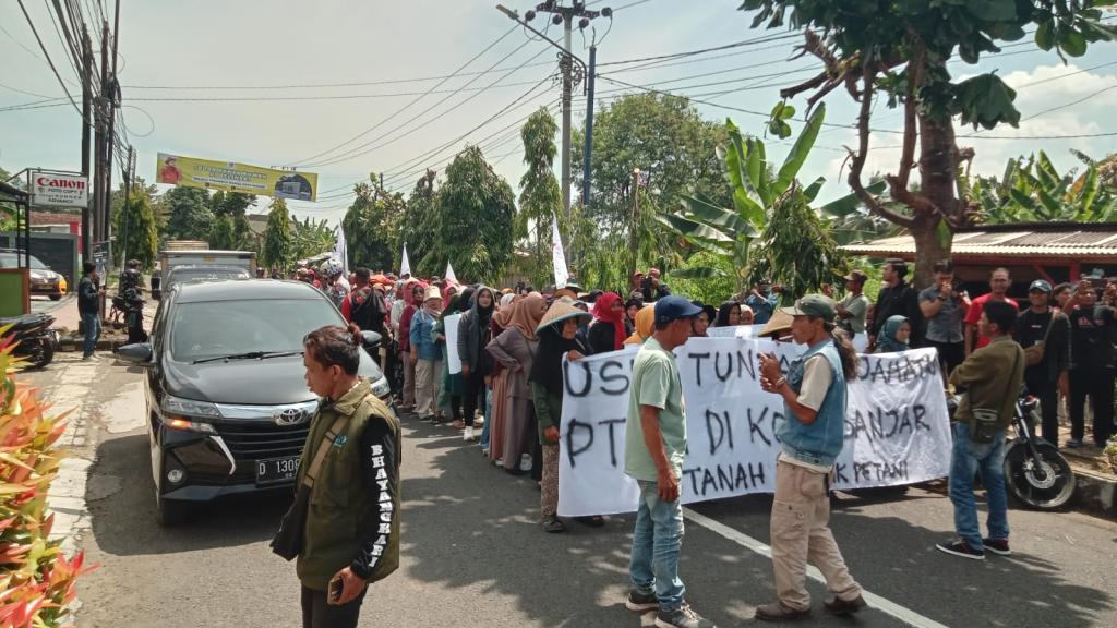 Petani Geruduk DPRD Banjar, Tuntut Pelaku Perusakan Sarana Ibadah Diproses Hukum