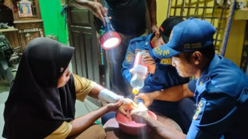 Petugas Damkar Ciamis Bantu Evakuasi Cincin Terjerat di Jari Emak-emak Usai Terjatuh saat Main Bola