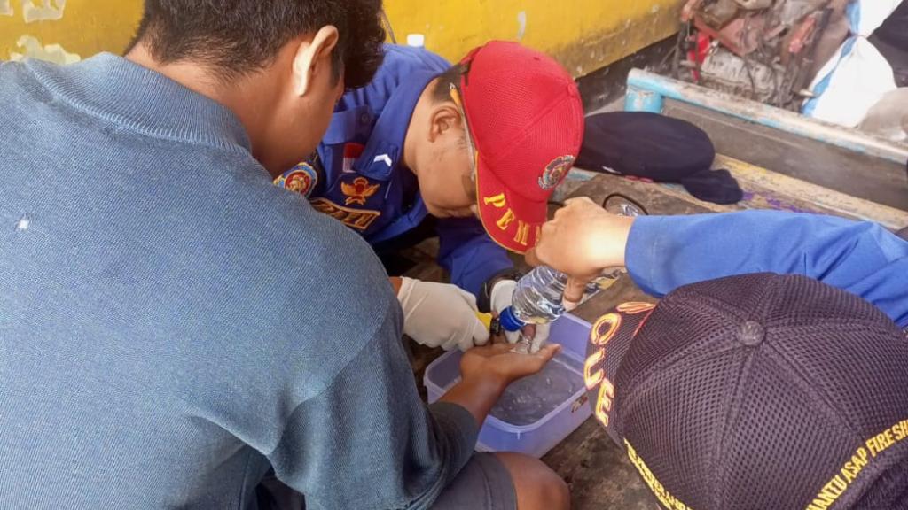 Petugas Damkar Ciamis Evakuasi Cincin Stainless yang Terjebak di Jari Remaja